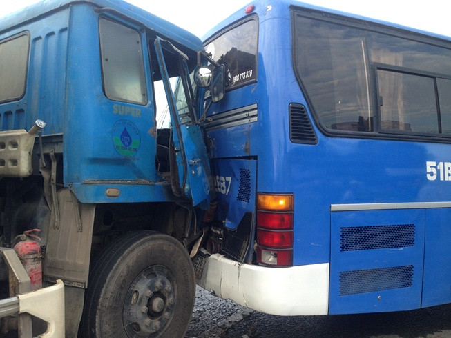 Xe bồn cắm chặt đầu vào đuôi xe khách.