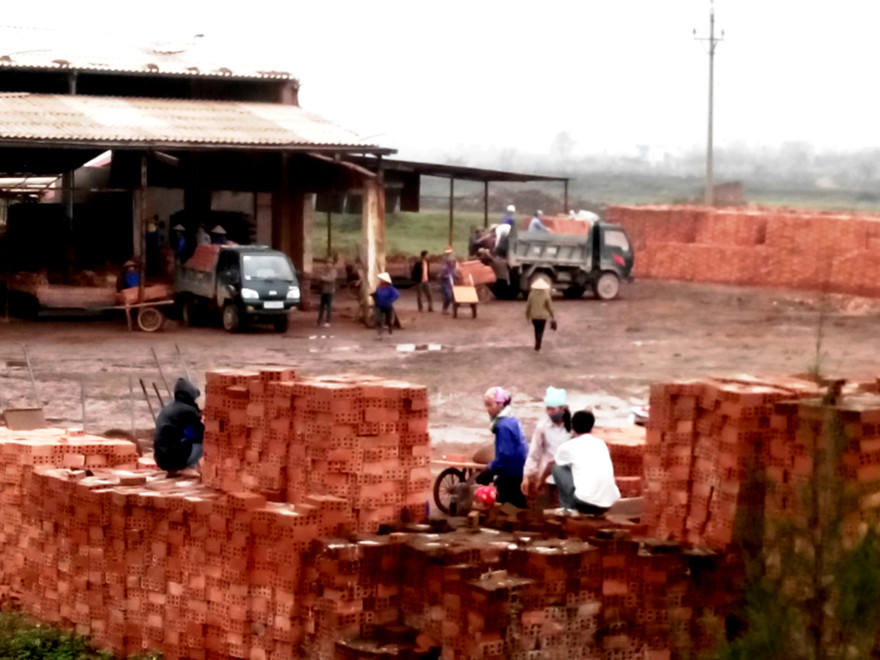 Gạch bị vận chuyển ra khỏi nhà máy sau vụ lộn xộn