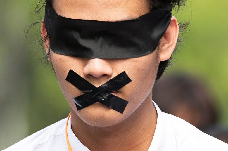 Một người biểu tình ở thành phố Yangon. Ảnh: Reuters