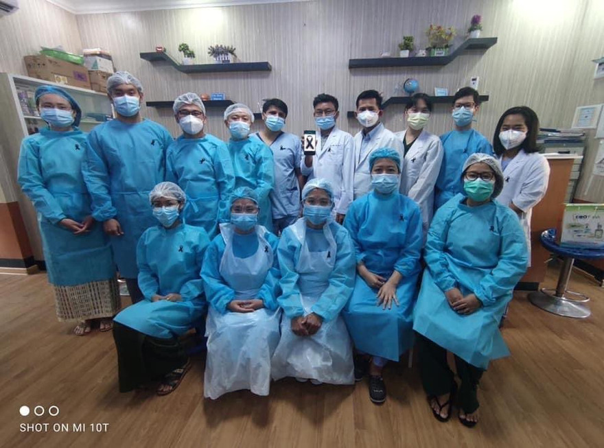 Các bác sĩ Myanmar đeo huy hiệu ruy băng đen để phản đối đảo chính. Ảnh: Twitter