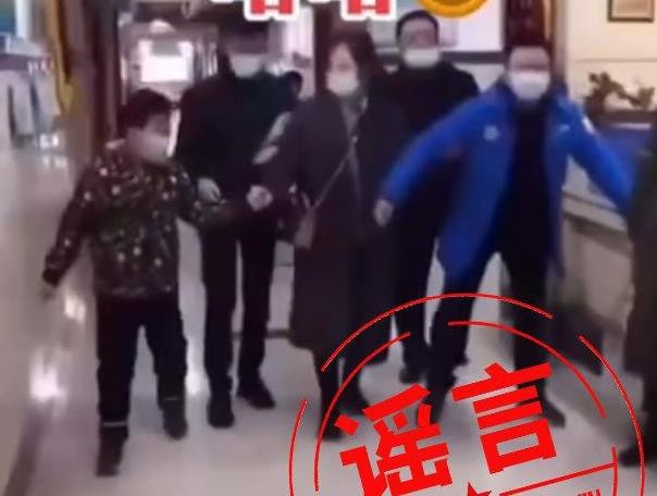 Hình ảnh người dân chân đi hai hàng được xác định là không đúng sự thật. 