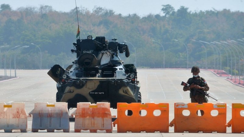 Quân đội canh gác trước lối vào tòa nhà Quốc hội Myanmar. Ảnh: RTE