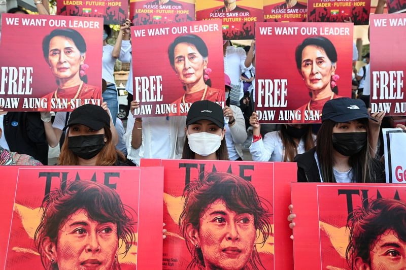 Biểu ngữ đòi thả bà Aung San Suu Kyi của người biểu tình Myanmar. Ảnh: Reuters