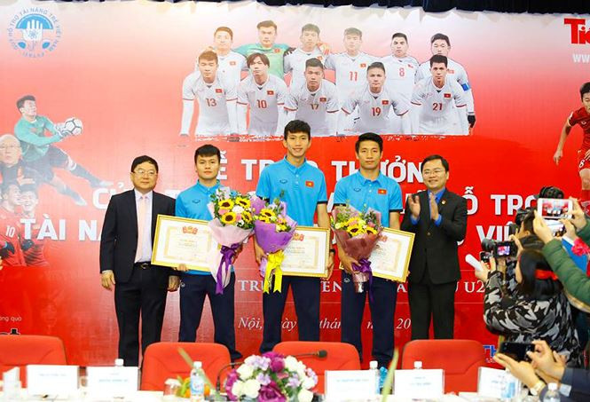 Đồng chí Nguyễn Anh Tuấn, Bí thư thường trực T.Ư Đoàn và nhà báo Lê Xuân Sơn, Tổng biên tập báo Tiền Phong, trao thưởng cho các cầu thủ đội tuyển U23 Việt Nam. Ảnh: Như Ý