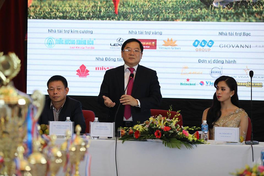 Nhà báo Lê Xuân Sơn, Tổng biên tập báo Tiền Phong, Giám đốc Quỹ Hỗ trợ Tài năng trẻ Việt Nam phát biểu tại buổi họp báo. Ảnh: Như Ý