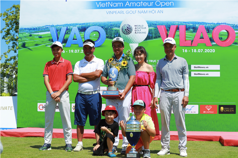 Quang Trí (trái) và Đặng Minh (giữa) là những golfer đầy triển vọng