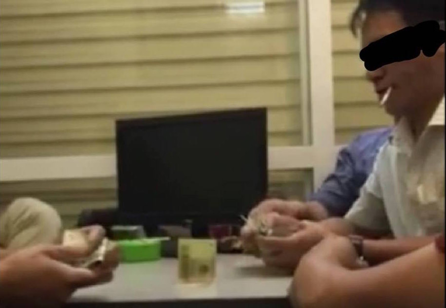 4 cán bộ sát phạt nhau trên chiếu bạc tại trụ sở cơ quan. Ảnh cắt từ video clip.