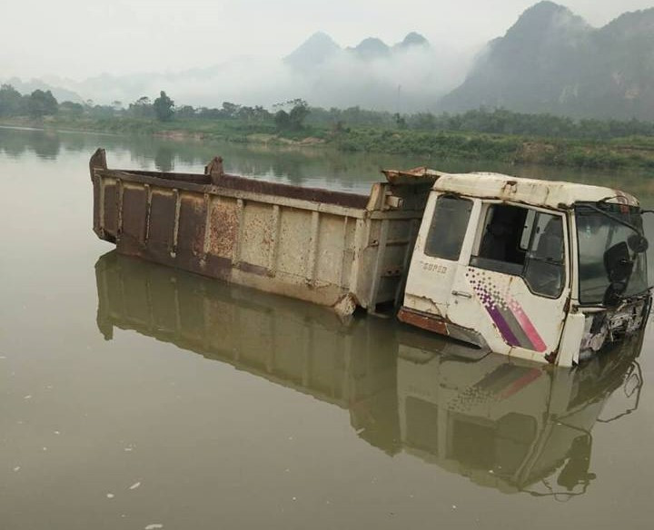 Tài sản của dân bất ngờ bị nhấn chìm trong nước. Ảnh: Đ.H