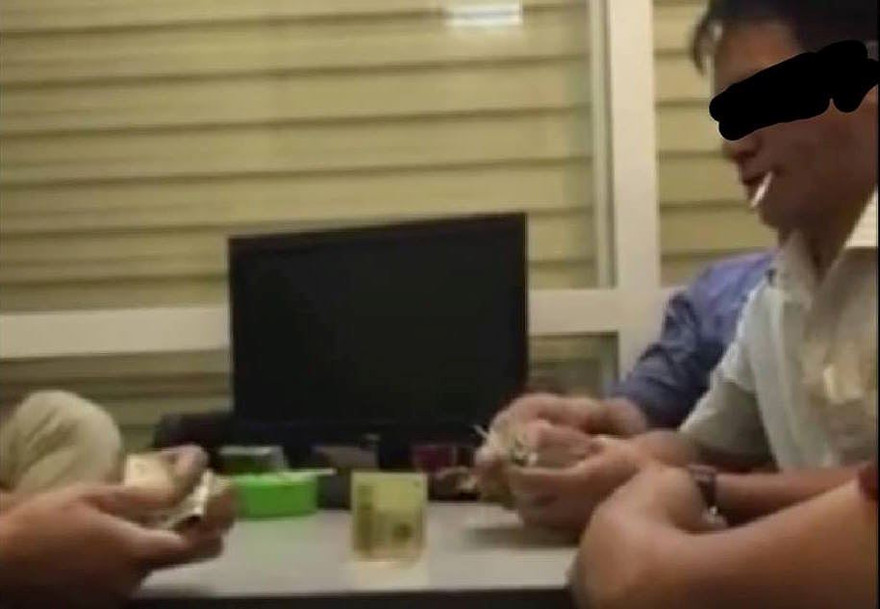 Cảnh đánh bài ăn tiền tại Xí nghiệp phát triển nhà Hai Bà Trưng. Ảnh cắt từ clip