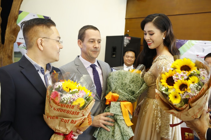 Ông Evans Mahoney (giữa)- Giám đốc CLB golf BRG Kings Island Golf Resort- nhận hoa lưu niệm từ BTC giải