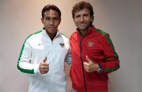 Ông Bima Sakti (trái) và HLV Luis Milla.