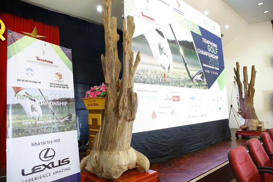 Đấu giá cây trầm hương quý hiếm tại Tiền Phong Golf Championship 2018