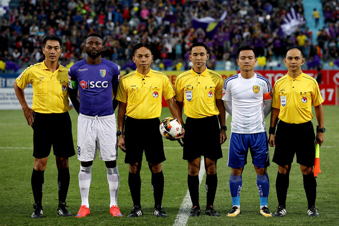 Trọng tài Pummarin Khamruen (thứ 3 từ trái sang phải) bắt chính trận Hà Nội - Quảng Nam