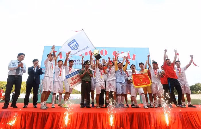 THPT Trương Định vỡ oà trong chiến thắng