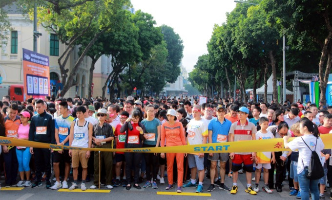 Hoa hậu Đỗ Mỹ Linh chạy đồng hành cùng người khiếm thị