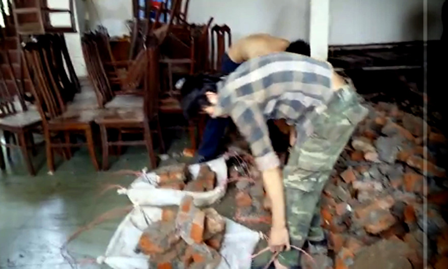 Tài sản của ông L bị huỷ hoại. Ảnh cắt từ video clip.