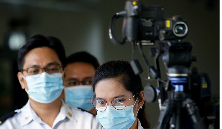 Nhân viên sân bay theo dõi máy quét thân nhiệt khi hành khách tới sân bay quốc tế Ninoy Aquino của Philippines. Ảnh: Getty.