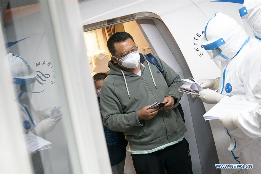 Một cư dân tỉnh Hồ Bắc về đến sân bay quốc tế Thiên Hà ở thành phố Vũ Hán ngày 31/1 (Trung Quốc đưa các chuyến bay thuê bao ra nước ngoài đưa cư dân Hồ Bắc về nước). Ảnh: Xinhua.