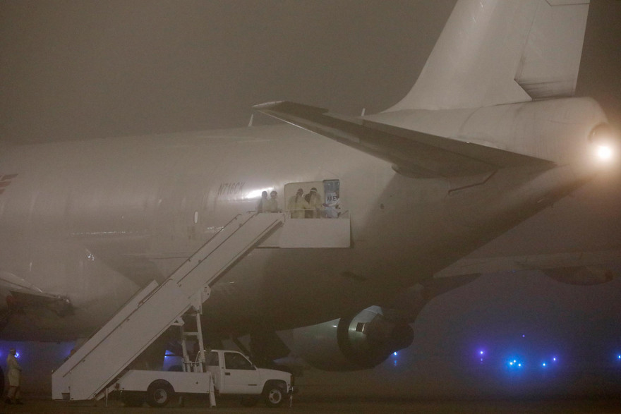 Máy bay chở hành khách Mỹ trên du thuyền Diamond Princess tới căn cứ quân sự San Antonio-Lackland (Mỹ) hôm 17/2. Ảnh: Getty.