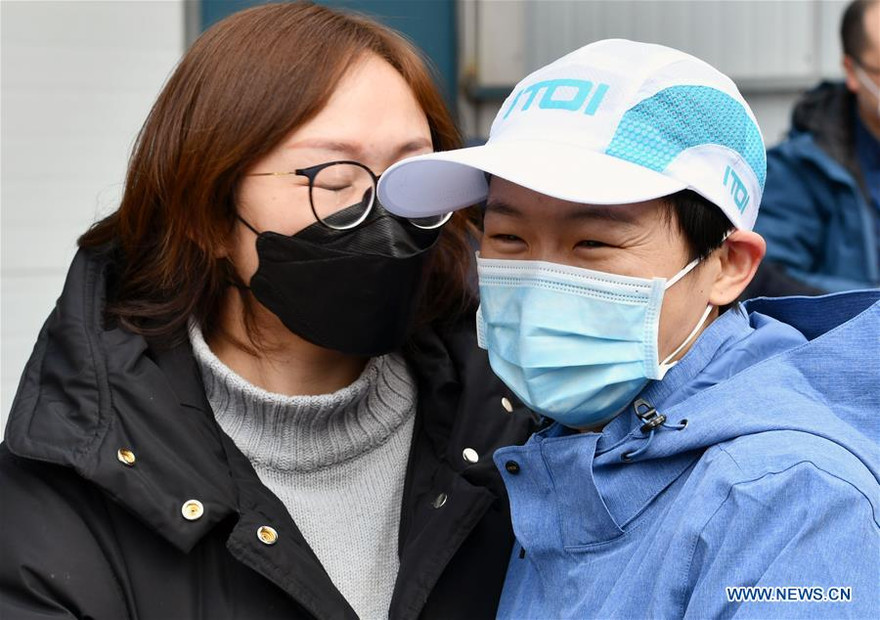 Nhân viên y tế (phải) ngày 9/2 chuẩn bị rời tỉnh Sơn Đông tới tỉnh Hồ Bắc để chống dịch coronavirus mới. Ảnh: Xinhua.
