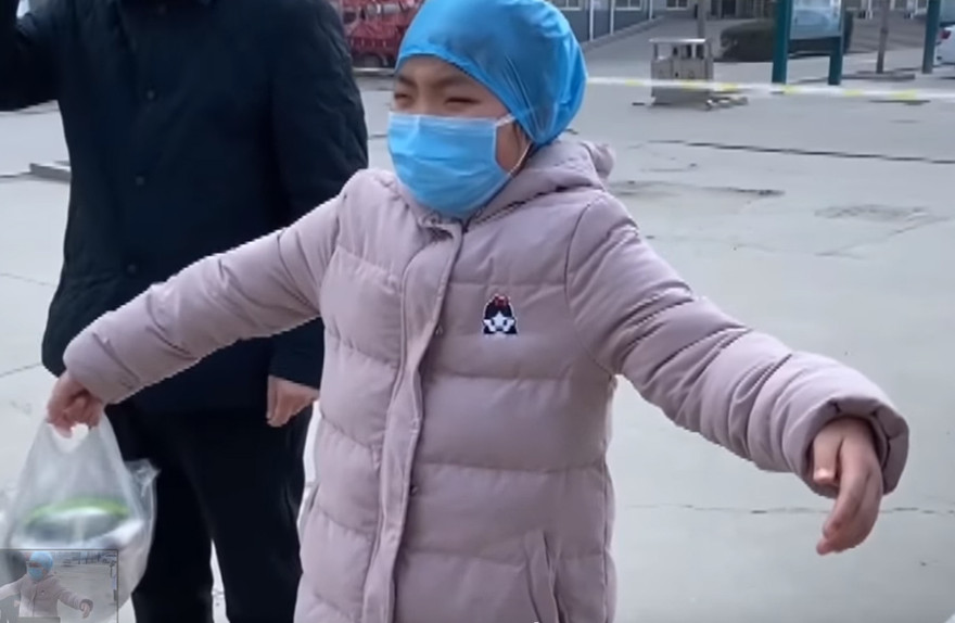 Con gái của y tá Lưu Hải Yến. Ảnh cắt từ clip gốc của Xinhua.