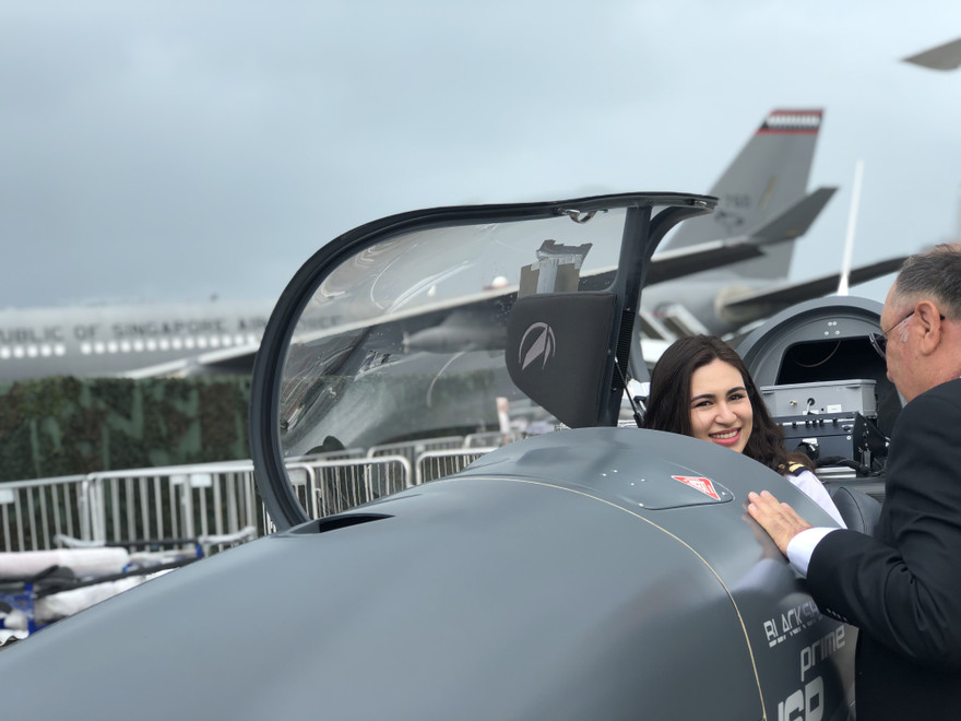 Nữ phi công duy nhất ở Singapore Airshow 2020 đang tìm hiểu chiếc Prime ISP lần đầu ra mắt tại sự kiện hàng không lớn nhất châu Á. Ảnh: Gia Bảo.