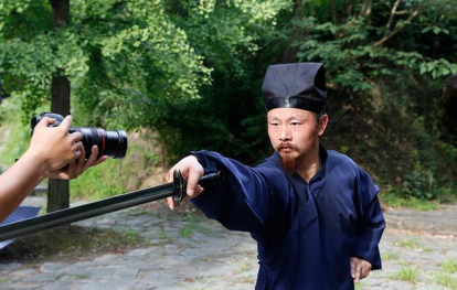 'Thánh sống Võ Đang' tung chưởng làm đứt đôi tờ giấy