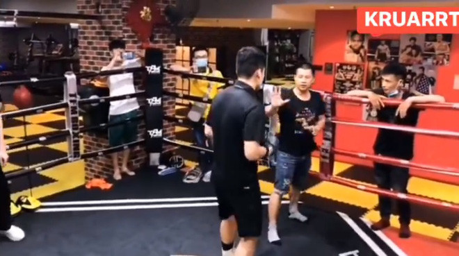 Ngạo mạn thách đấu võ sĩ boxing, môn đồ Vịnh Xuân nhận thất bại thảm hại