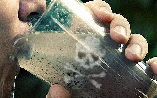 Mỗi năm, nước không đảm bảo chất lượng khiến khoảng 1 tỷ người bị ốm. Ảnh: Econintersect.