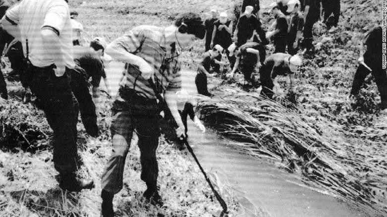 Năm 1993, cảnh sát tìm kiếm manh mối vụ giết người hàng loạt ở Hwaseong. Ảnh: Yonhap.