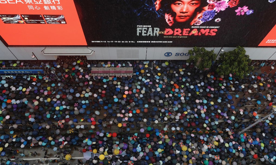 Người biểu tình đốt lửa trên đường phố Baghdad hôm 6/10. Ảnh: AP.