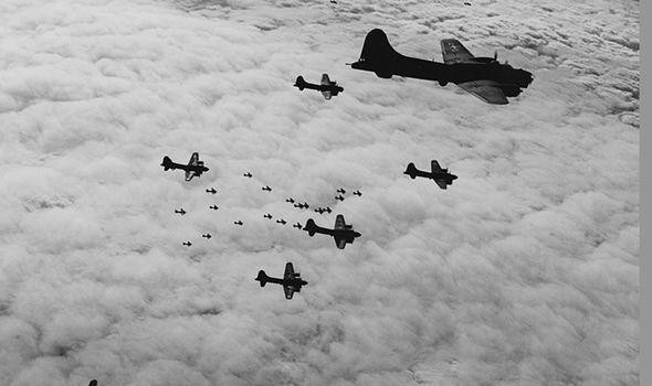 Tình báo Anh phát hiện máy bay ném bom của Đức quốc xã dùng tia laser vào ban đêm. Ảnh: Getty.