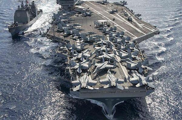 Tàu sân bay Ronald Reagan và tàu tuần dương Chancellorsville ở biển Đông. Ảnh: U.S. Navy.