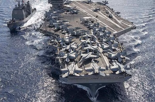 Tàu sân bay Ronald Reagan và tàu tuần dương Chancellorsville ở biển Đông. Ảnh: U.S. Navy.