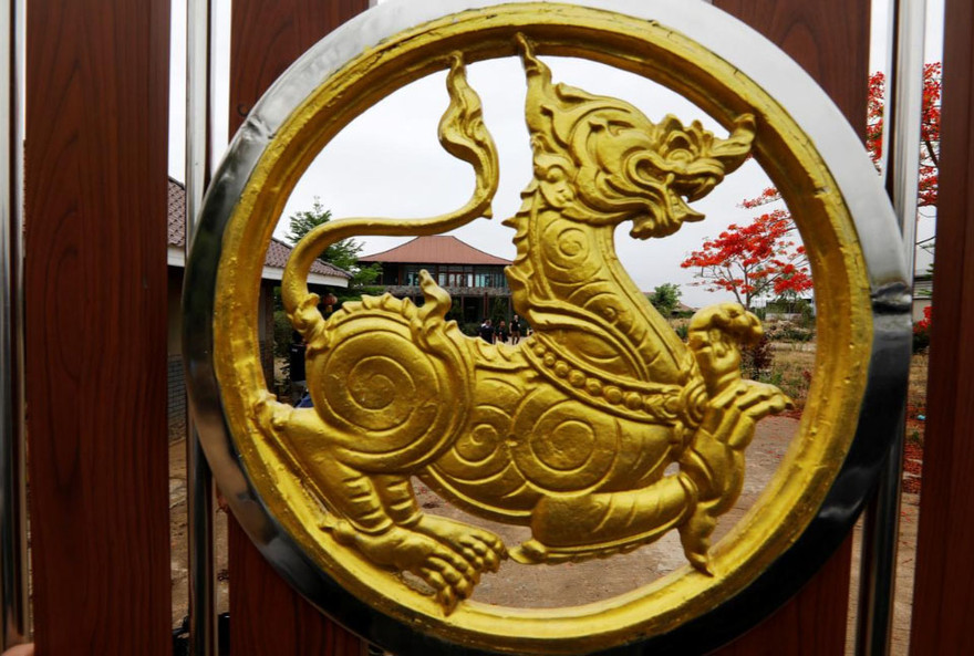 Sau cánh cổng này, cảnh sát Thái Lan đang lục soát dinh thự của đầu lĩnh ma túy Sue Songkittikul, Ảnh: Reuters. 