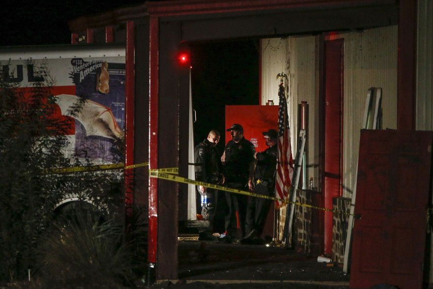 Cảnh sát khám nghiệm hiện trường vụ xả súng ngoài khuôn viên Trường Đại học Texas A&M. Ảnh: Dallas News. 