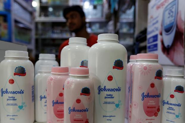 Phấn rôm trẻ em Johnson's Baby Powder được bán ở nhiều nước, trong đó có Việt Nam. Ảnh" Livemint.