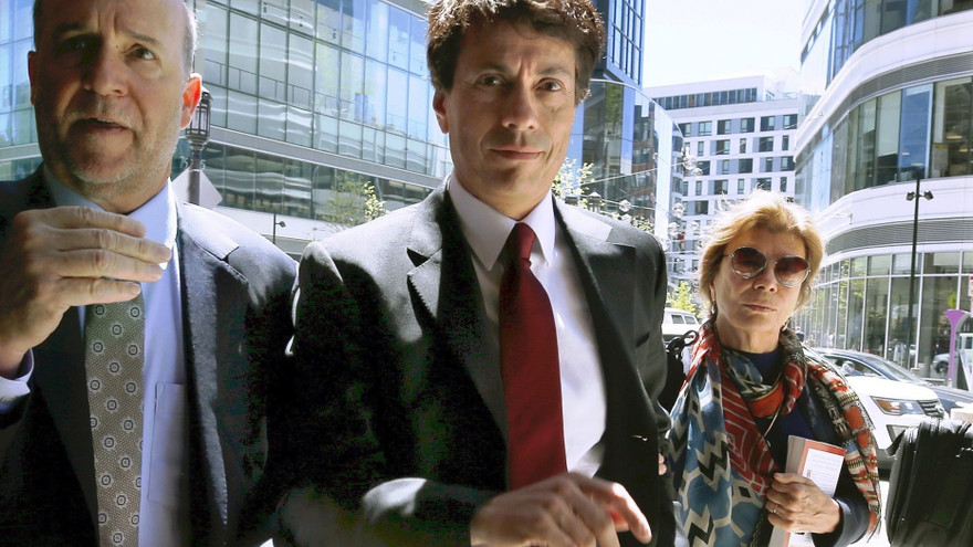 Agustin Huneeus (giữa) đến tòa án liên bang ở Boston. Ảnh: AP.