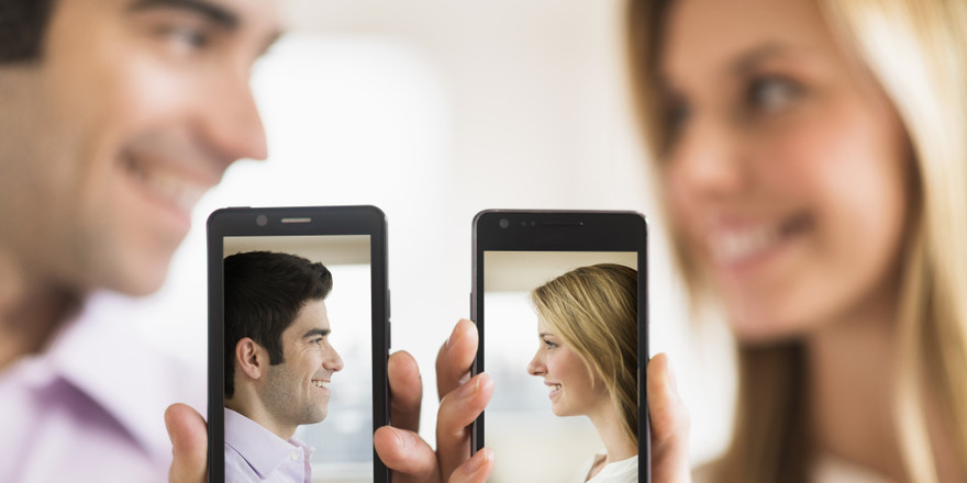 Nhờ có dịch vụ hẹn hò qua mạng, ngày càng có nhiều người tìm được nhiều đối tác hơn. Ảnh: Charista.