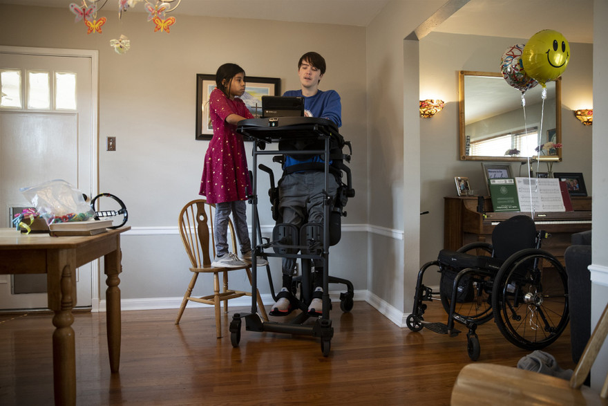 Mitchell Herndon chơi iPad cùng em gái Miranda dịp sinh nhật lần thứ 19. Ảnh: NBC News.