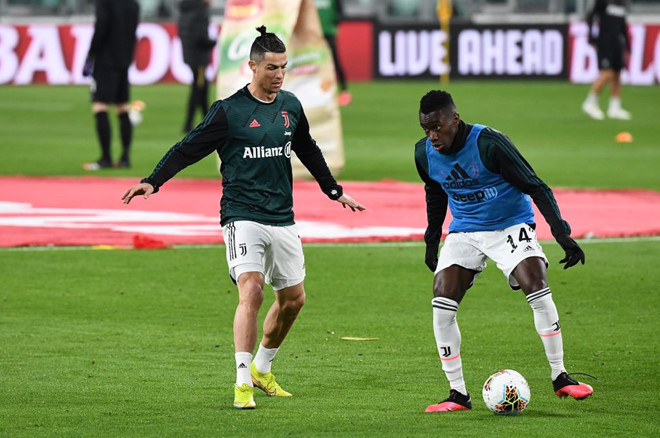 Matuidi bất ngờ chiến thắng Ronaldo trong thử thách gập bụng