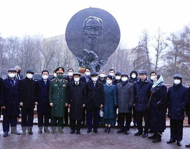 Chủ tịch nước Nguyễn Xuân Phúc cùng Đoàn đại biểu cấp cao Việt Nam chụp ảnh lưu niệm tại Tượng đài Chủ tịch Hồ Chí Minh. (Ảnh: Thống Nhất/TTXVN)