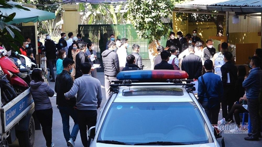 Người dân xếp hàng trong sân điểm đăng ký xe ở địa chỉ 1234 đường Láng