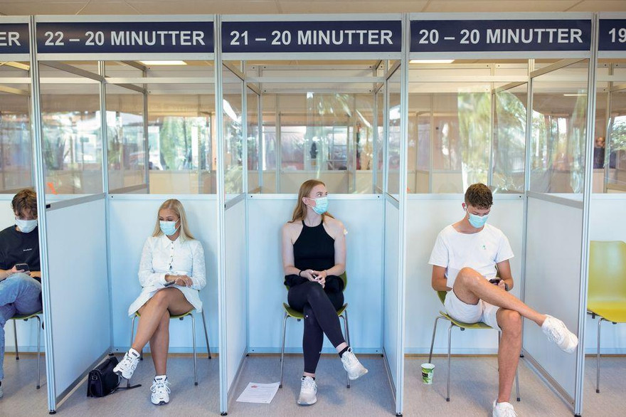 Một điểm tiêm chủng ở Oslo (Na Uy). Ảnh: Bloomberg