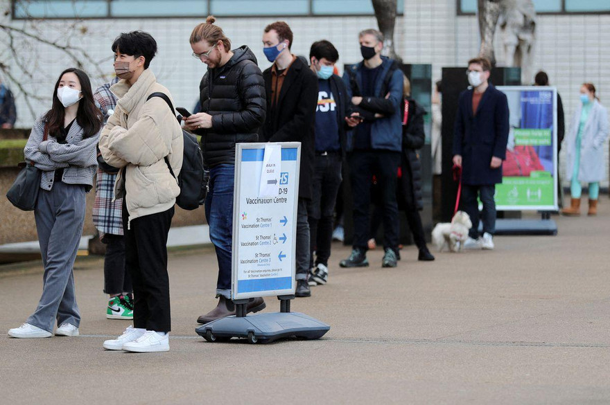 Người dân xếp hàng tiêm vắc xin ở London (Anh). Ảnh: Reuters
