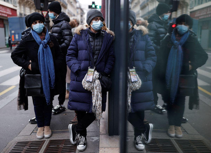 Nhiều người đi xét nghiệm COVID-19 trước khi tham gia các buổi tụ tập đón lễ Giáng sinh và năm mới. Ảnh: Reuters