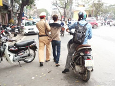 Đối tượng bị bắt khi vứt xe bỏ chạy