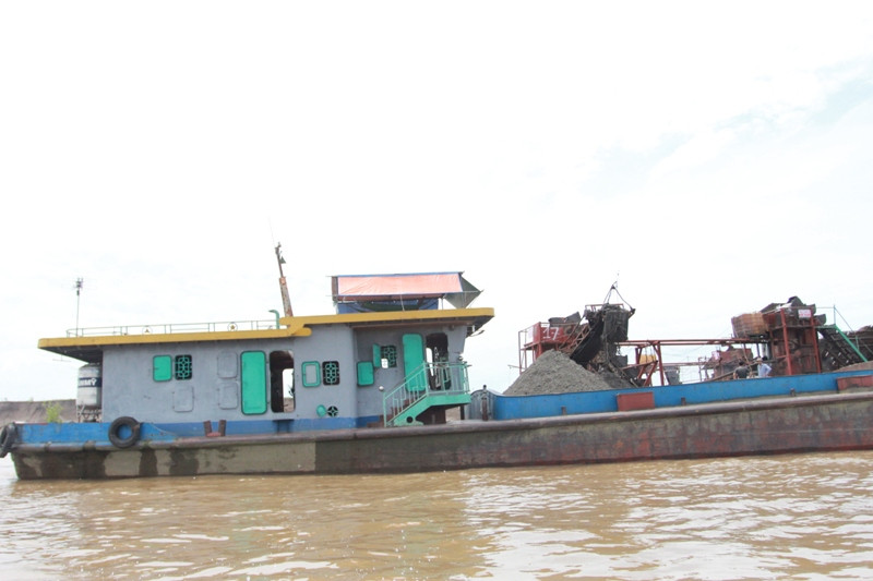 Cát tặc lộng hành trên sông Hồng. Ảnh: MINH ĐỨC