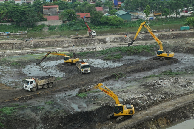 Công trình hồ Biển Bạch đang gấp rút hoàn thiện để chào mừng ngày giải phóng thành phố. Ảnh Minh Đức
