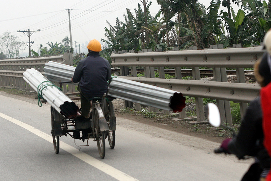 Kinh hãi với xe tự chế chở hàng cồng kềnh trên phố